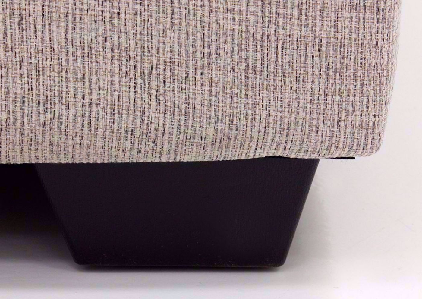 Bottom Corner and Foot of the Off White Marciana Loveseat by Ashley Furniture | Home Furniture Plus Bedding