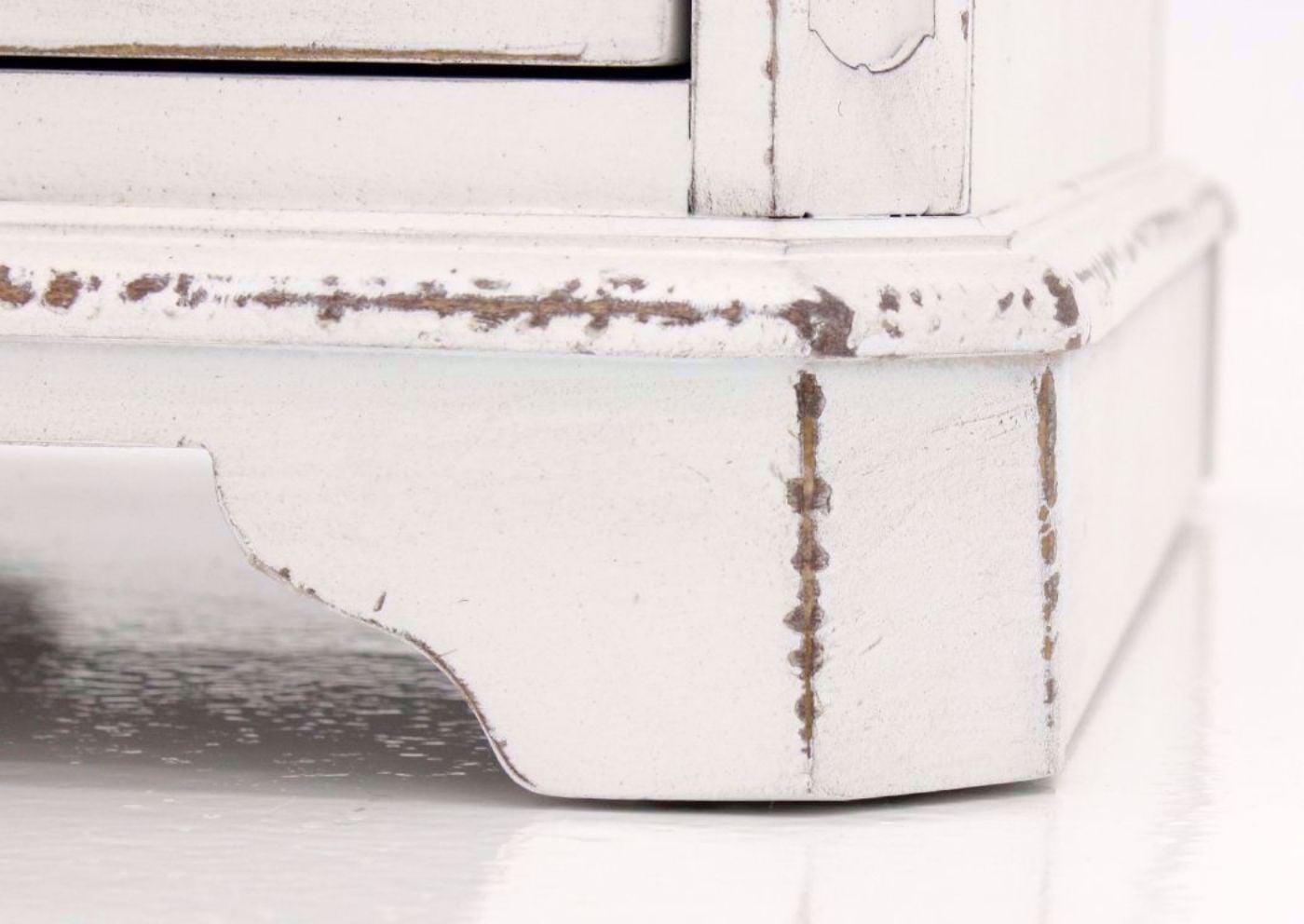 Distressed White Magnolia Manor Chairside End Table Foot Base Detail | Home Furniture Plus Mattress