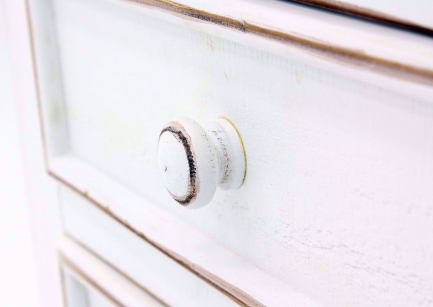 White Chatham 3 Drawer End Table Drawer Knob Detail | Home Furniture Plus Bedding