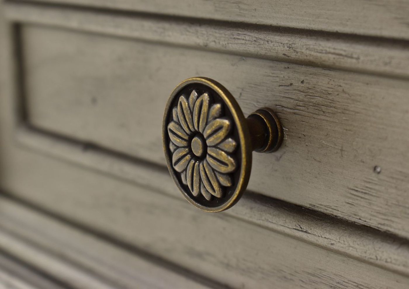 Gray Siena Chest of Drawers by Avalon Furniture, Showing the Decorative Drawer Knob | Home Furniture Plus Bedding