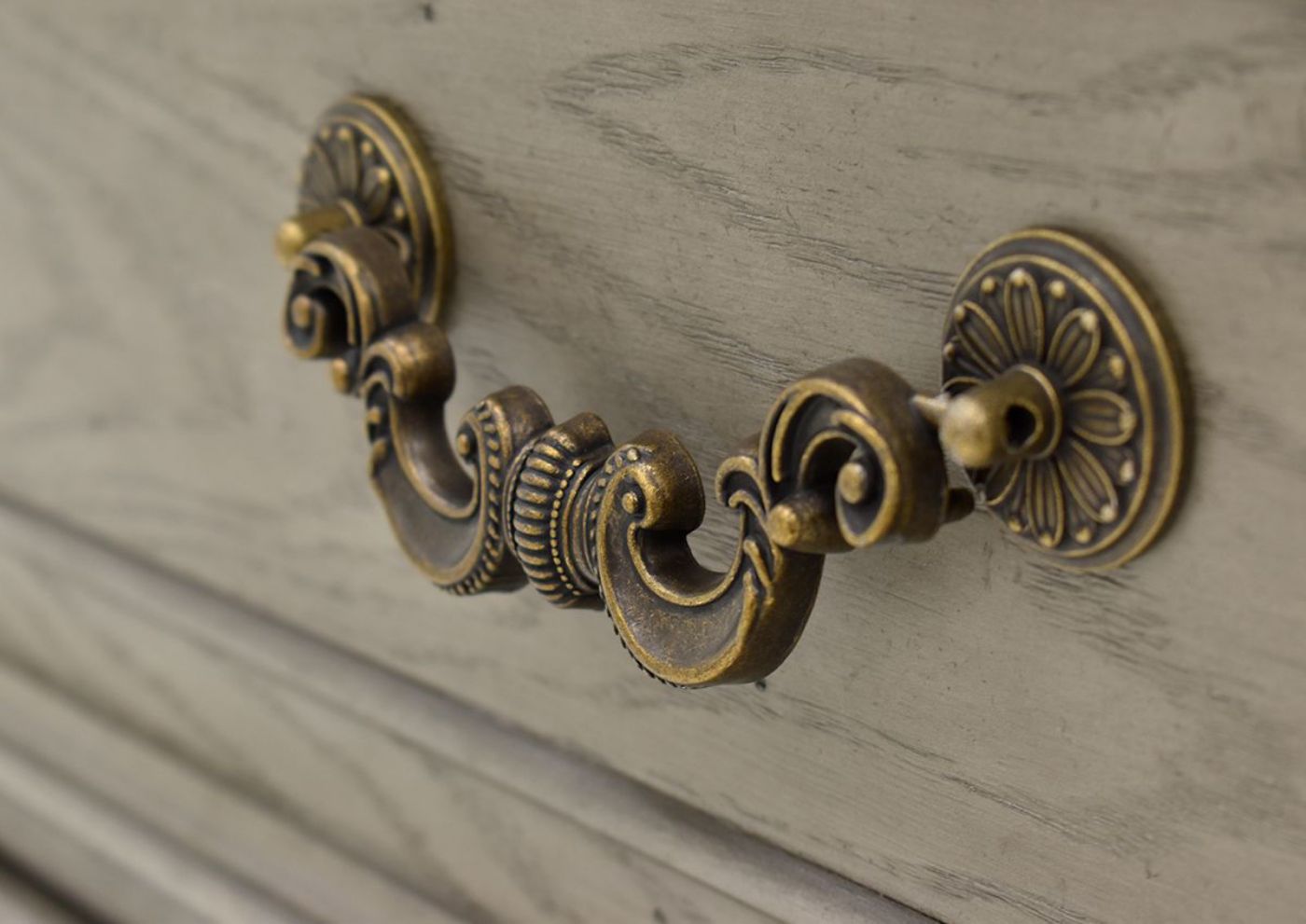 Gray Siena Chest of Drawers by Avalon Furniture, Showing the Decorative Drawer Bar Pull | Home Furniture Plus Bedding