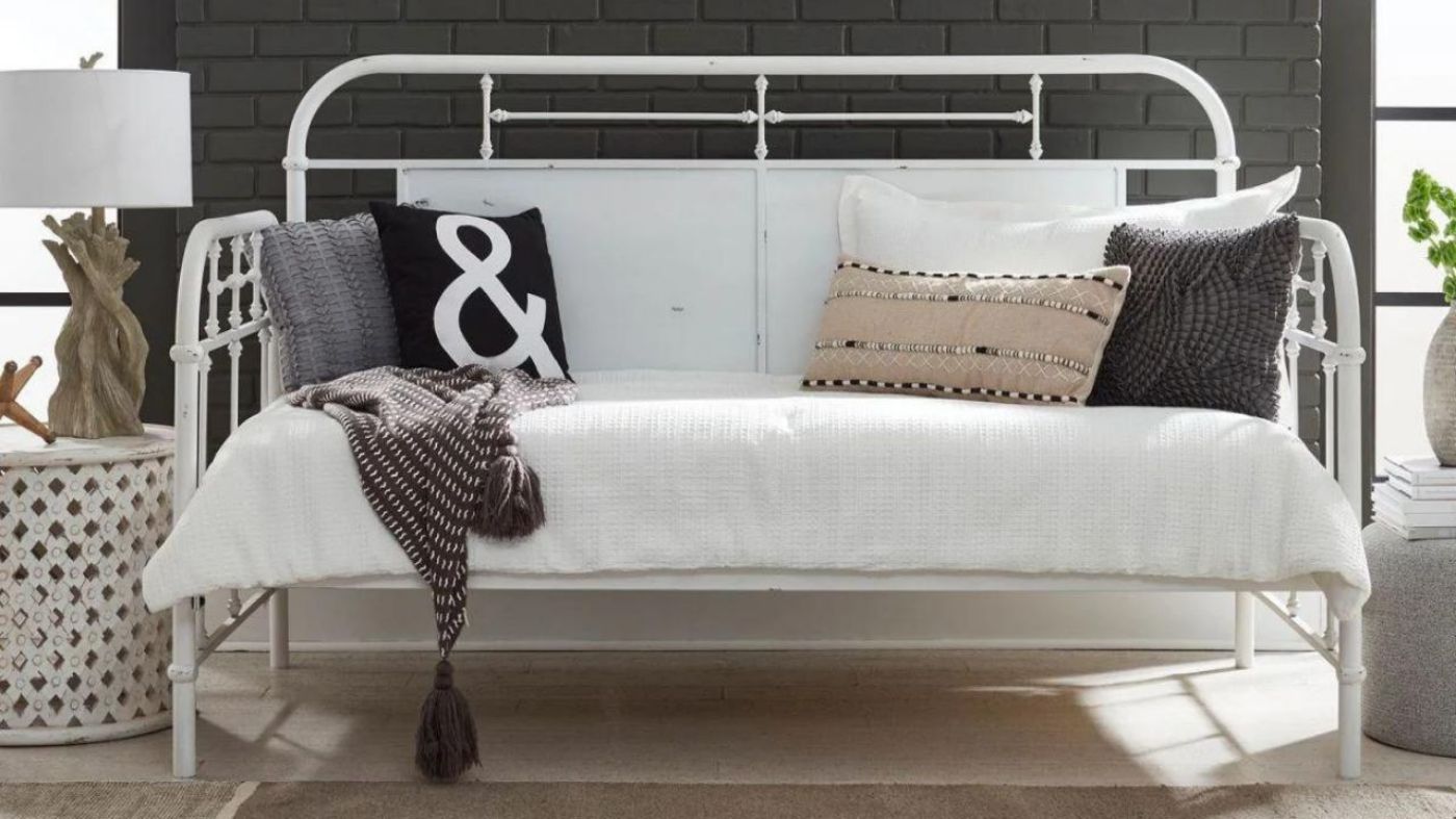 Picture of Vintage Metal Daybed - White