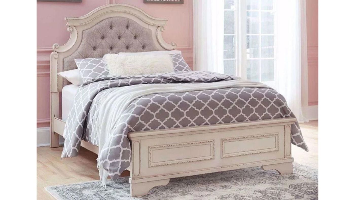 Picture of Realyn Full Panel Bed