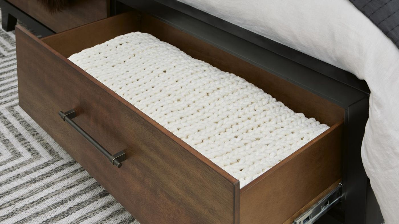 Picture of Kraeburn Queen Storage Bedroom Set