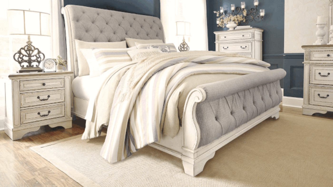 Picture of Realyn King Bedroom Set - Off White