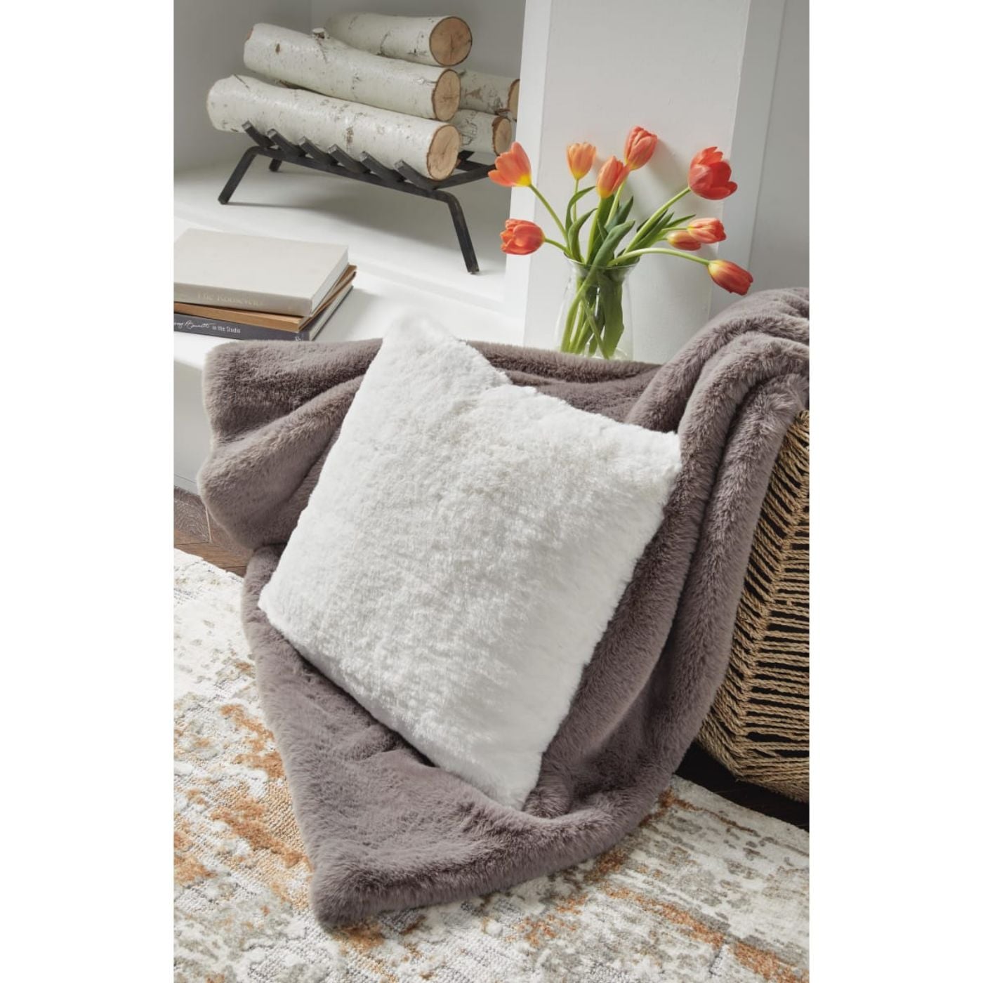 Picture of Gariland Pillow - White