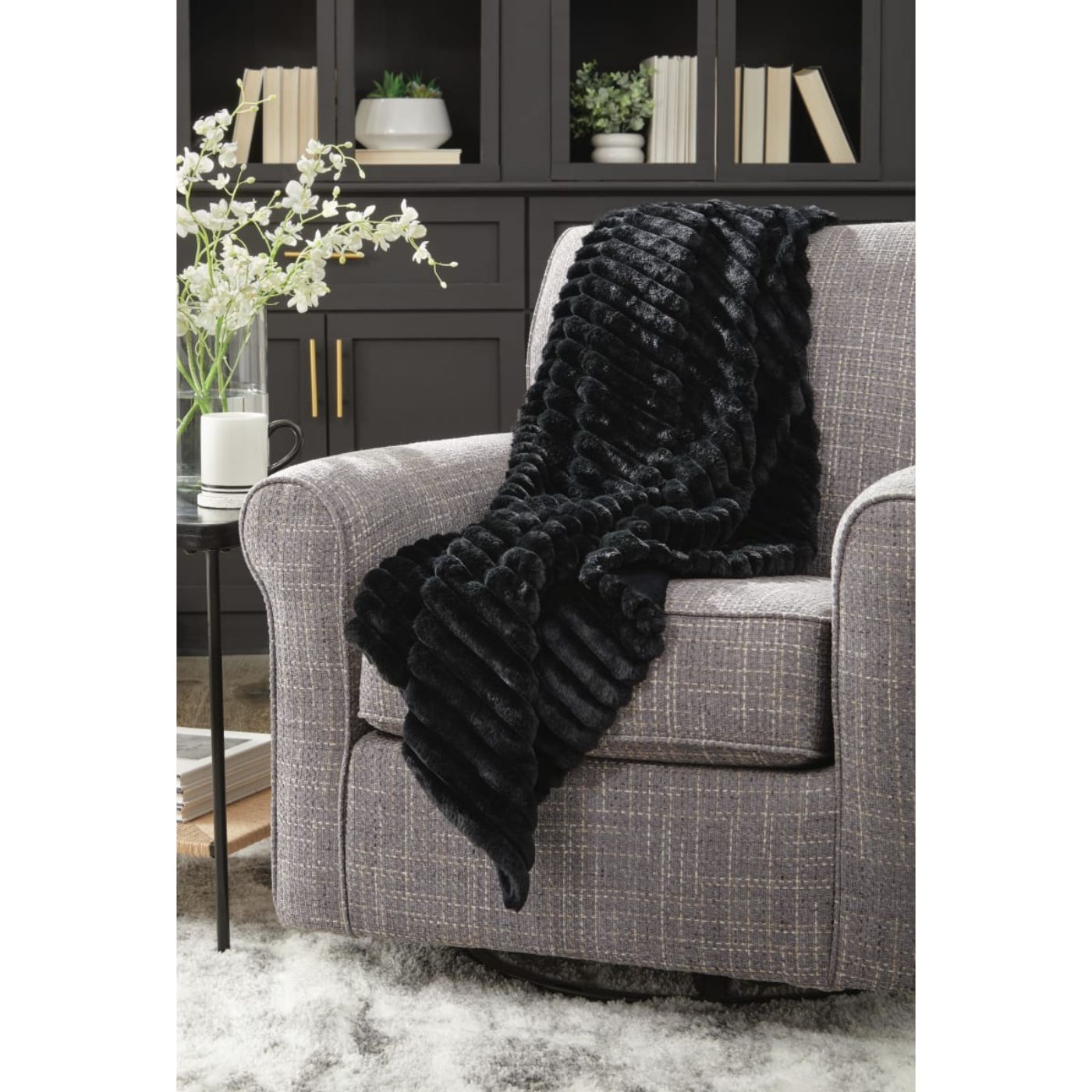 Picture of Alsonwell Throw - Black